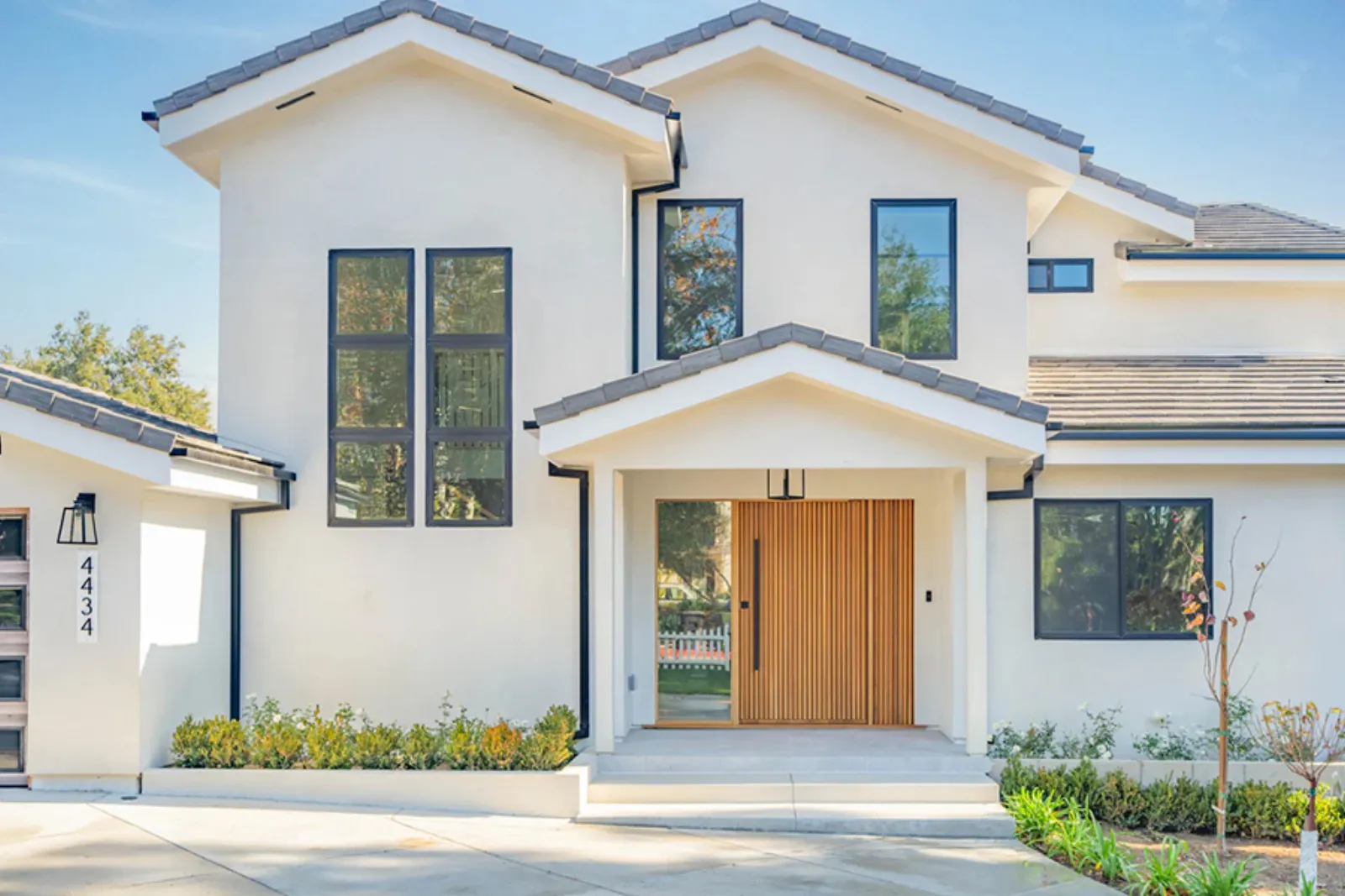 Finished front exterior of a PMK Development new-construction home in La Cañada Flintridge