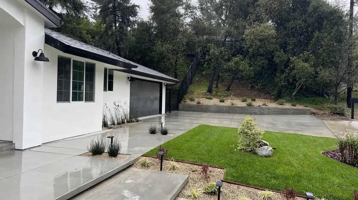 Finished concrete hardscape walkway and planting beds at a PMK Development project in La Cañada Flintridge